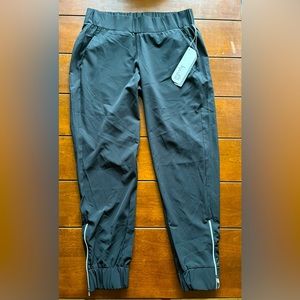 BNWT Kyodan black track pants/joggers with zipper at ankles. Size Medium.